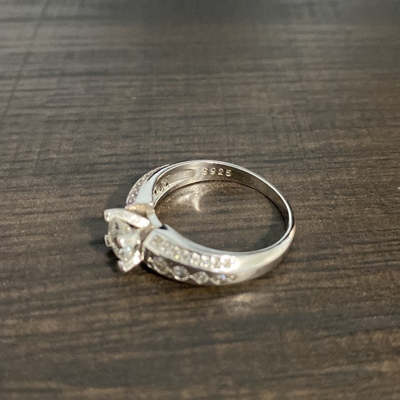 Gorgeous Sterling Silver Cubic Zirconia Ring Size 8 - Picture 6 of 7